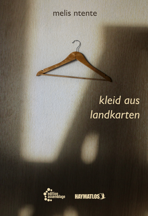 kleid aus landkarten - Melis Ntente