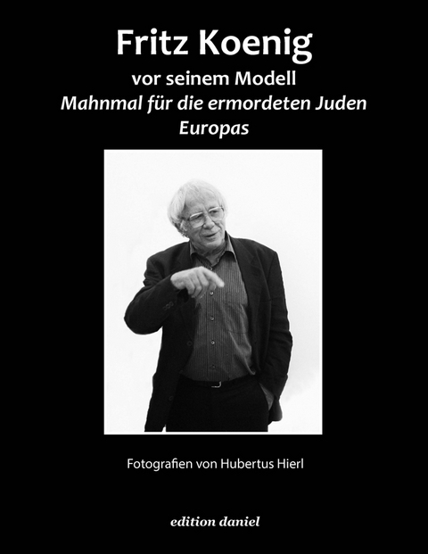 Fritz Koenig vor seinem Modell Mahnmal für die ermordeten Juden Europas - Hubertus Hierl